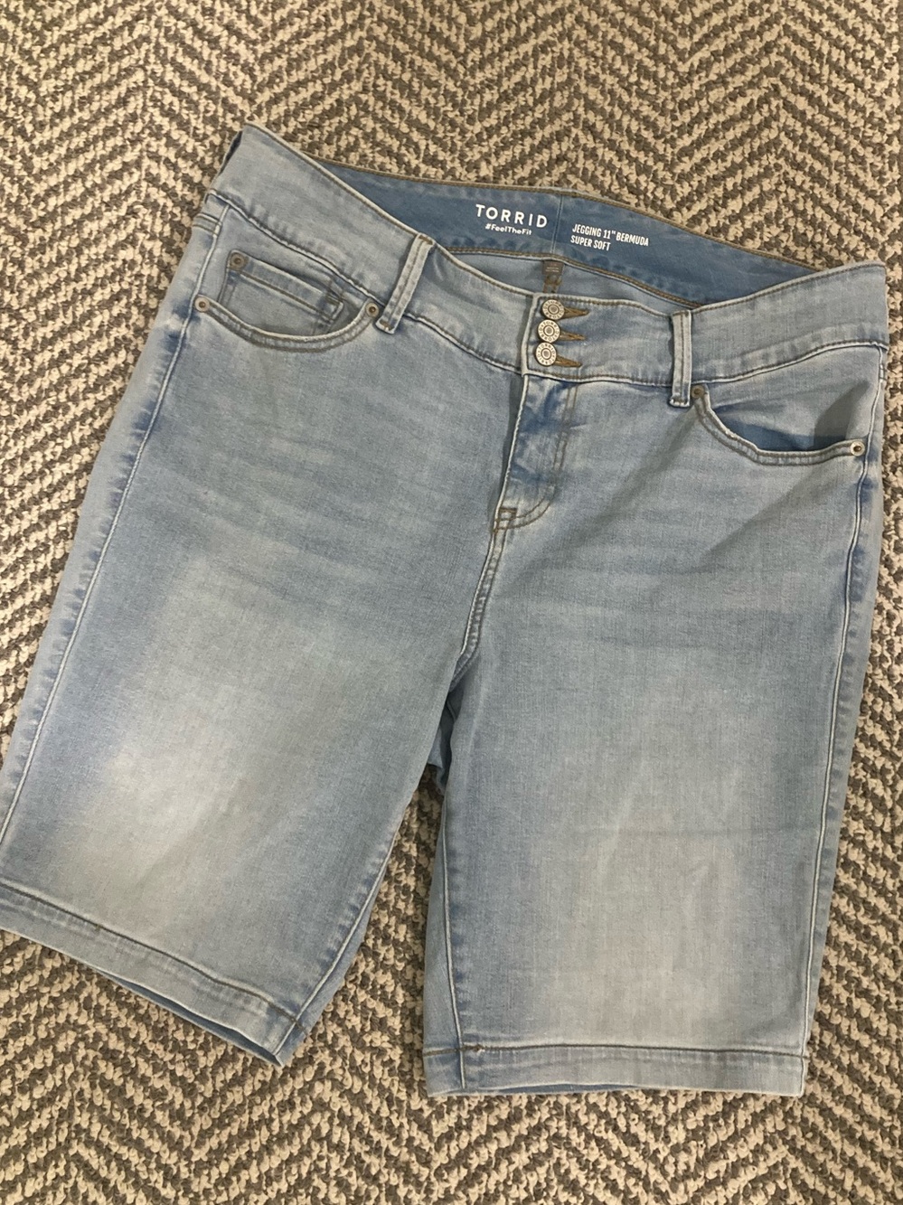TORRID 11” Bermuda Shorts size 18